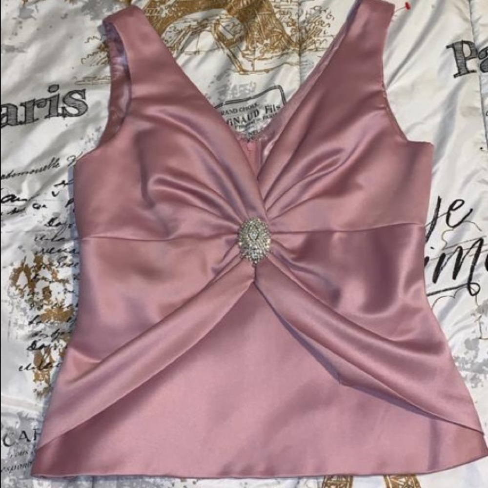 Queens top